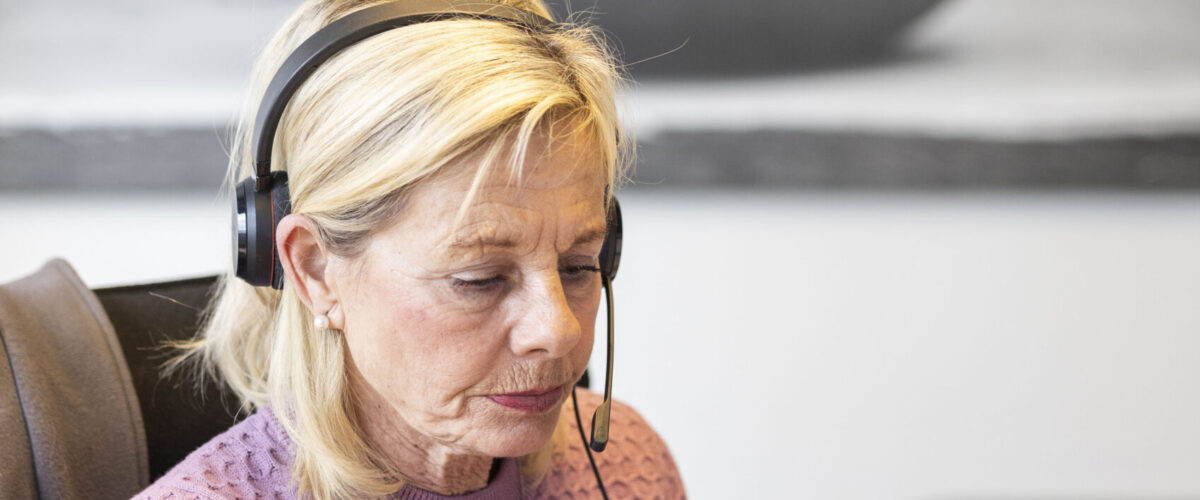 Foto av telefonselger i Nexctcall, dame som ringer i headset. salgskonsulent